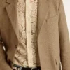 Blazer da uomo monopetto in misto lino con motivo a chevron color sabbia.