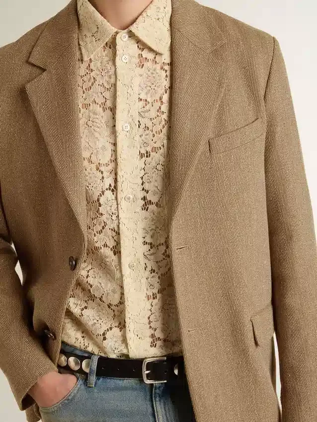 Blazer da uomo monopetto in misto lino con motivo a chevron color sabbia.
