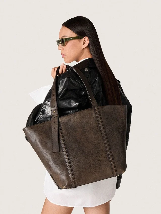 Borsa 24/7 East West in pelle marrone scuro effetto invecchiato