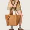 Borsa 24/7 East West in pelle scamosciata color cammello con frange