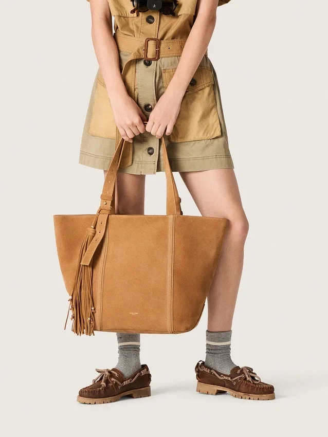 Borsa 24/7 East West in pelle scamosciata color cammello con frange
