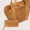 Borsa 24/7 East West in pelle scamosciata color cammello con frange