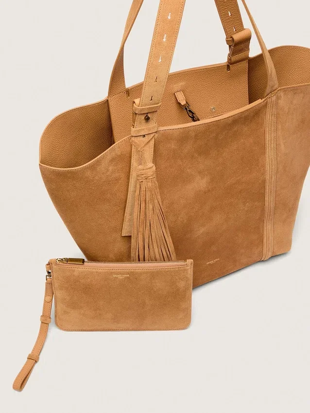 Borsa 24/7 East West in pelle scamosciata color cammello con frange