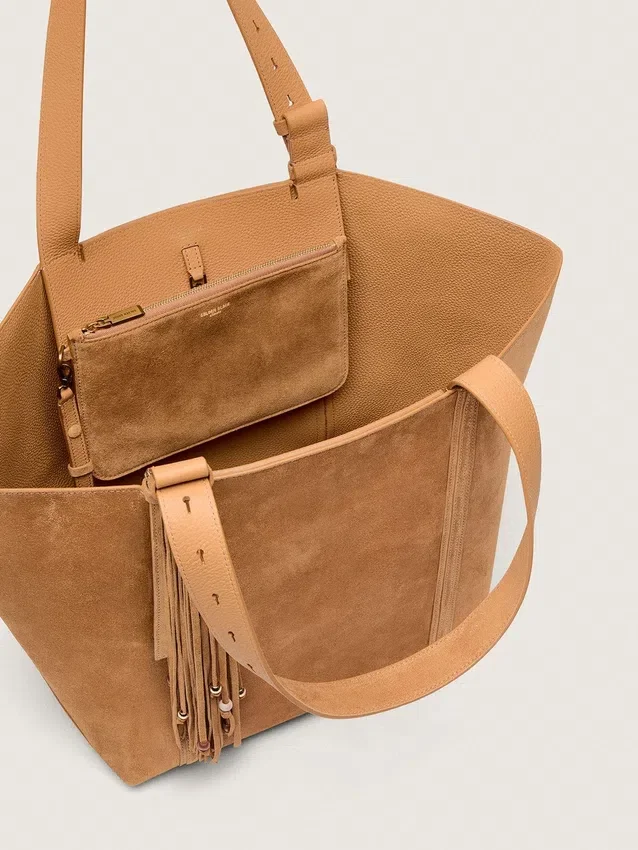 Borsa 24/7 East West in pelle scamosciata color cammello con frange