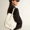 Borsa 24/7 North South in pelle color burro con manici regolabili
