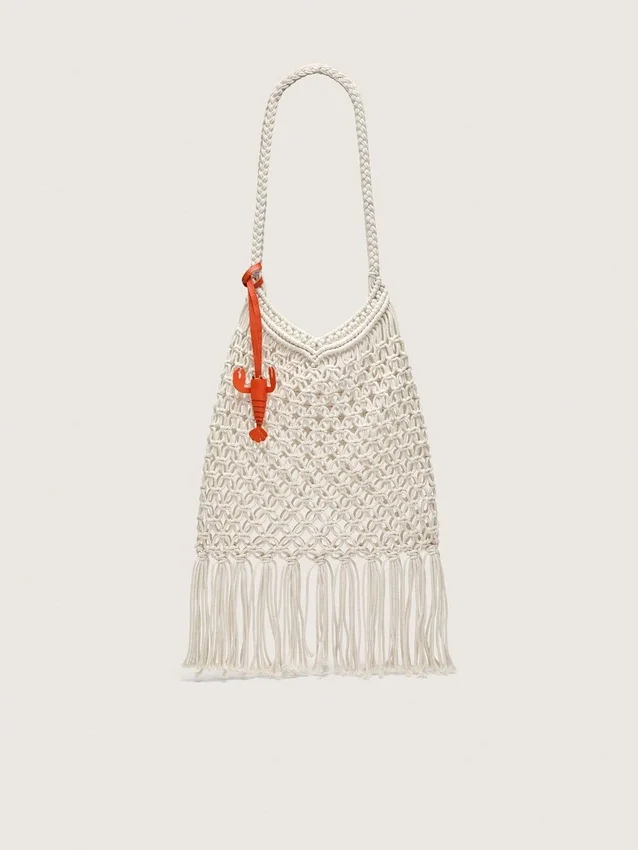 Borsa da donna in macramè in cotone color burro con ciondolo a forma di aragosta in pelle