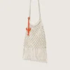 Borsa da donna in macramè in cotone color burro con ciondolo a forma di aragosta in pelle