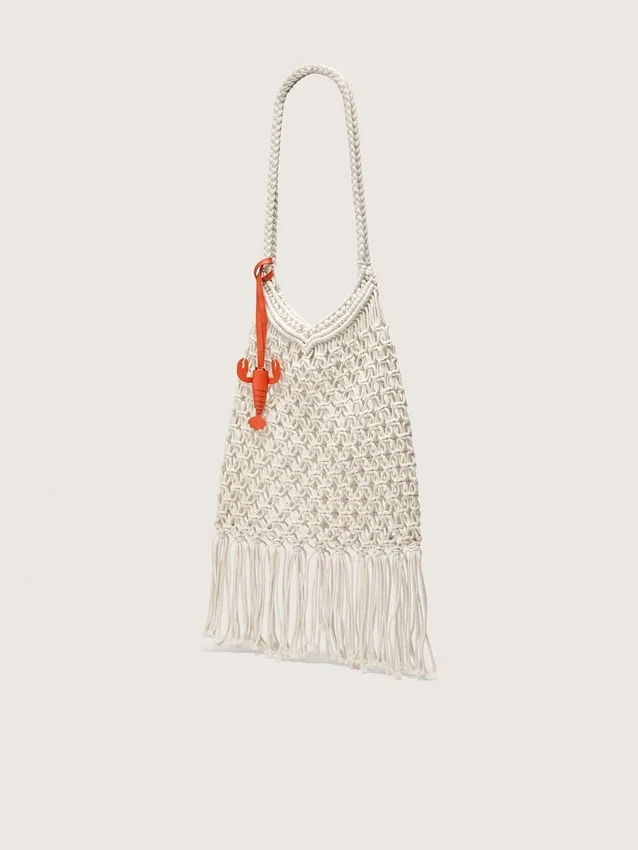 Borsa da donna in macramè in cotone color burro con ciondolo a forma di aragosta in pelle