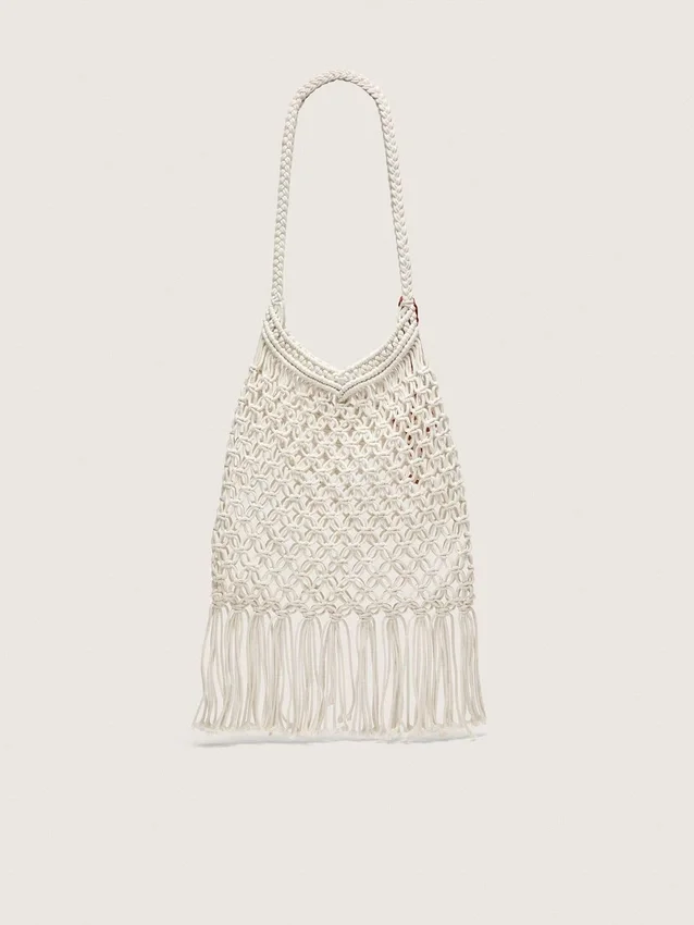 Borsa da donna in macramè in cotone color burro con ciondolo a forma di aragosta in pelle