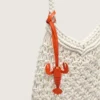 Borsa da donna in macramè in cotone color burro con ciondolo a forma di aragosta in pelle