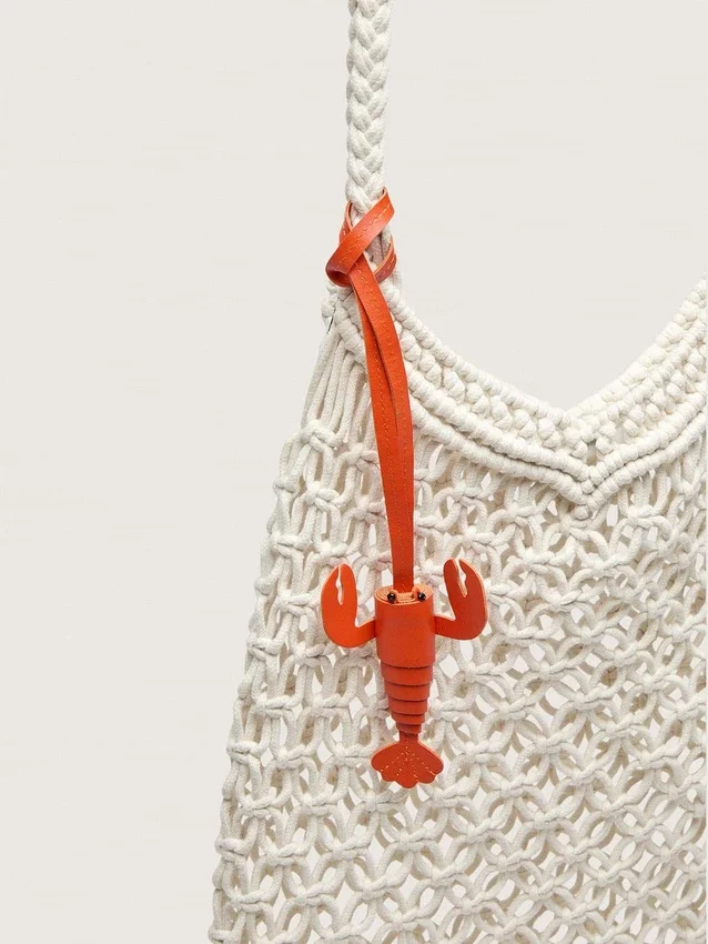 Borsa da donna in macramè in cotone color burro con ciondolo a forma di aragosta in pelle