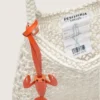 Borsa da donna in macramè in cotone color burro con ciondolo a forma di aragosta in pelle