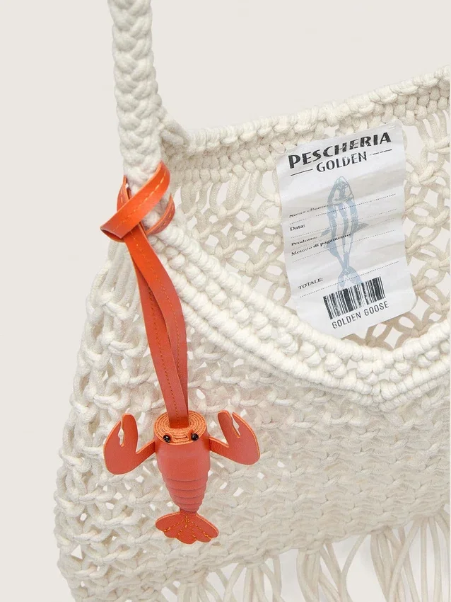 Borsa da donna in macramè in cotone color burro con ciondolo a forma di aragosta in pelle