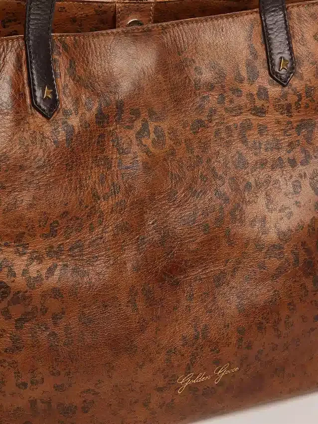 Borsa Pasadena in pelle martellata con stampa leopardata e manici neri a contrasto