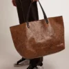 Borsa Pasadena in pelle martellata con stampa leopardata e manici neri a contrasto