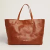 Borsa Pasadena in pelle martellata lucida color cuoio con logo dorato sul davanti