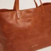 Borsa Pasadena in pelle martellata lucida color cuoio con logo dorato sul davanti