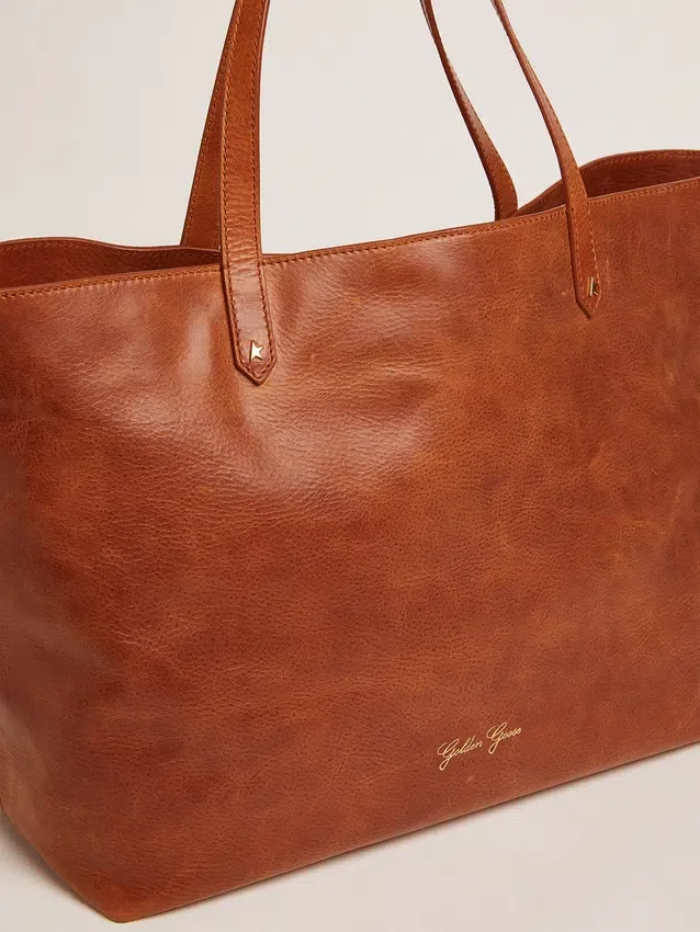 Borsa Pasadena in pelle martellata lucida color cuoio con logo dorato sul davanti