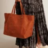 Borsa Pasadena in pelle martellata lucida color cuoio con logo dorato sul davanti