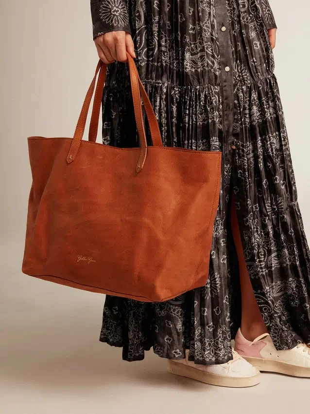 Borsa Pasadena in pelle martellata lucida color cuoio con logo dorato sul davanti