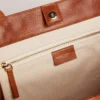 Borsa Pasadena in pelle martellata lucida color cuoio con logo dorato sul davanti