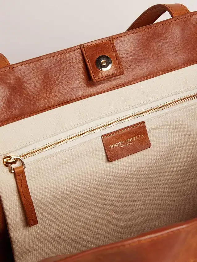 Borsa Pasadena in pelle martellata lucida color cuoio con logo dorato sul davanti