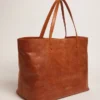 Borsa Pasadena in pelle martellata lucida color cuoio con logo dorato sul davanti