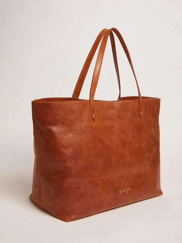 Borsa Pasadena in pelle martellata lucida color cuoio con logo dorato sul davanti