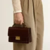 Borsa Venezia in pelle laminata marrone scuro con dettagli dorati