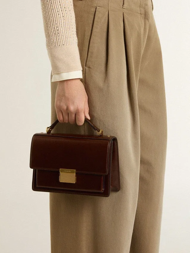 Borsa Venezia in pelle laminata marrone scuro con dettagli dorati