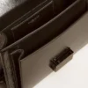 Borsa Venezia in pelle metallizzata nera con dettagli neri