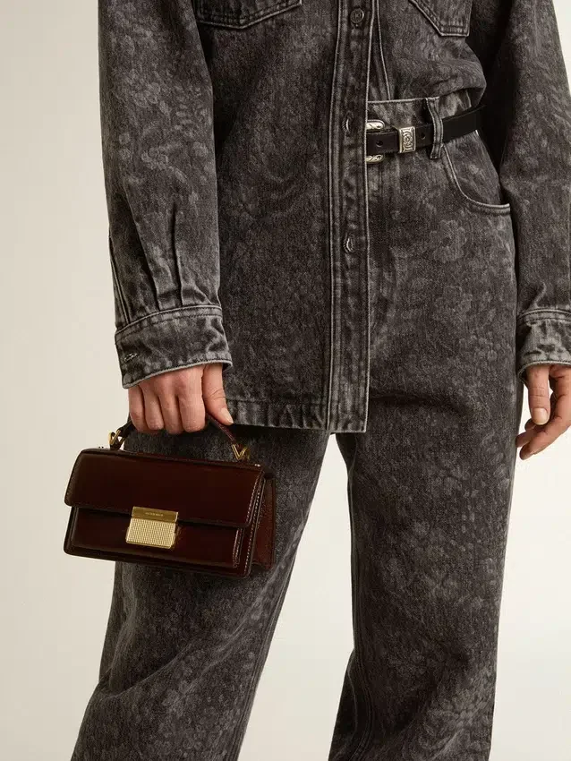 Borsa Venezia piccola in pelle laminata marrone scuro con dettagli dorati