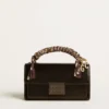Borsa Venezia piccola in pelle nera metallizzata con dettagli neri