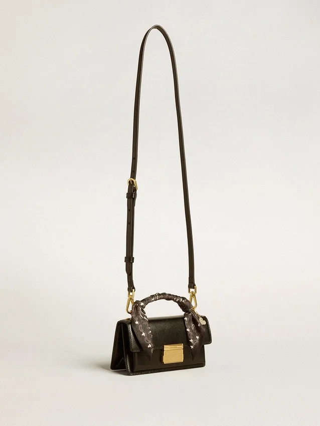 Borsa Venezia piccola in pelle nera rigata con foulard in seta e ciondolo