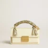 Borsa Venezia piccola in pelle rigida color burro con sciarpa intrecciata e doppio ciondolo