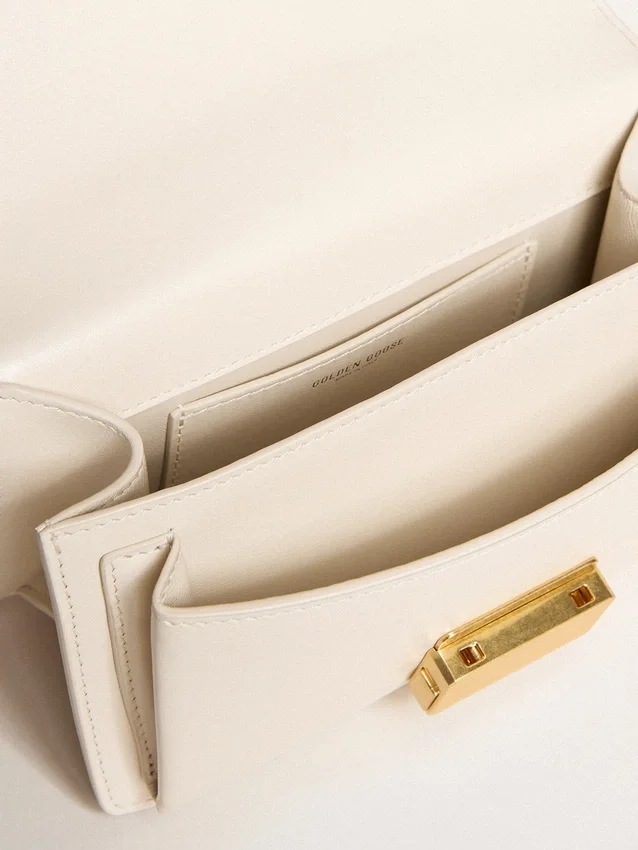 Borsa Venezia piccola in pelle rigida color burro con sciarpa intrecciata e doppio ciondolo