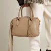 Borsa Vita in pelle color taupe con dettagli dorati