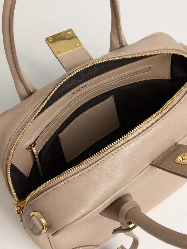 Borsa Vita in pelle color taupe con dettagli dorati