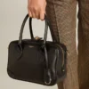 Borsa Vita in pelle liscia nera con dettagli dorati