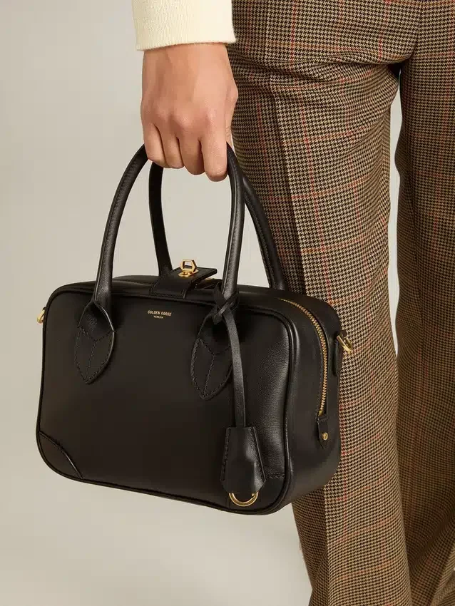 Borsa Vita in pelle liscia nera con dettagli dorati