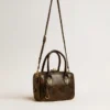 Borsa Vita in pelle nera invecchiata con dettagli dorati