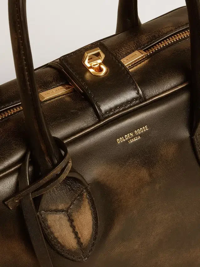 Borsa Vita in pelle nera invecchiata con dettagli dorati