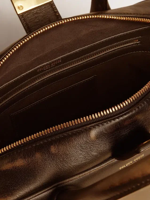 Borsa Vita in pelle nera invecchiata con dettagli dorati