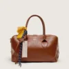 Borsa Vita media in pelle marrone chiaro con ciondoli e dettagli argentati