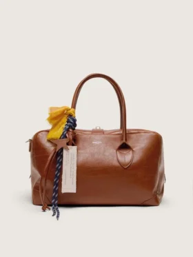 Borsa Vita media in pelle marrone chiaro con ciondoli e dettagli argentati