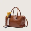 Borsa Vita media in pelle marrone chiaro con ciondoli e dettagli argentati