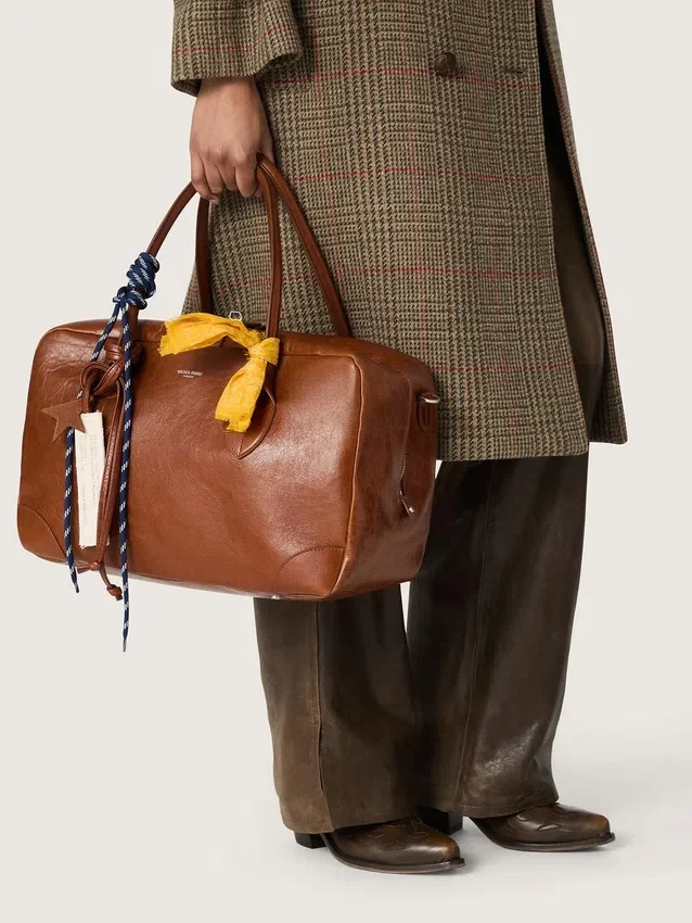 Borsa Vita media in pelle marrone chiaro con ciondoli e dettagli argentati