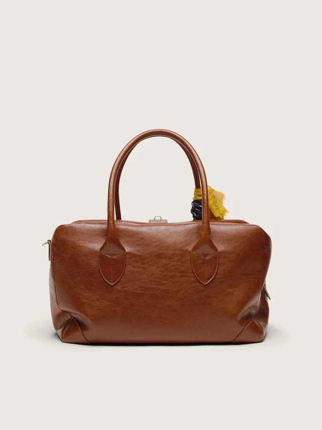 Borsa Vita media in pelle marrone chiaro con ciondoli e dettagli argentati