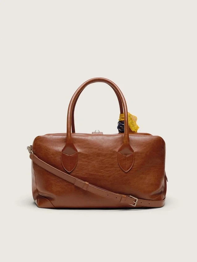 Borsa Vita media in pelle marrone chiaro con ciondoli e dettagli argentati