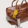 Borsa Vita media in pelle marrone chiaro con ciondoli e dettagli argentati